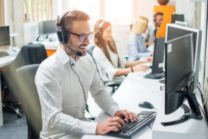 24/7 nyc it help desk staff at their computers ready to help clients in new york city and new jersey